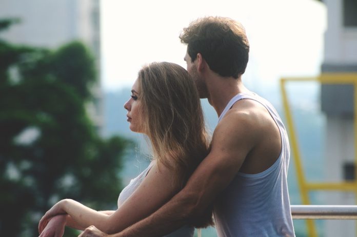 signs that your partner is controlling