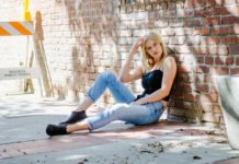 How To Attract a Girl To Like You: Journey Into The Female Mind how to attract a girl to like you